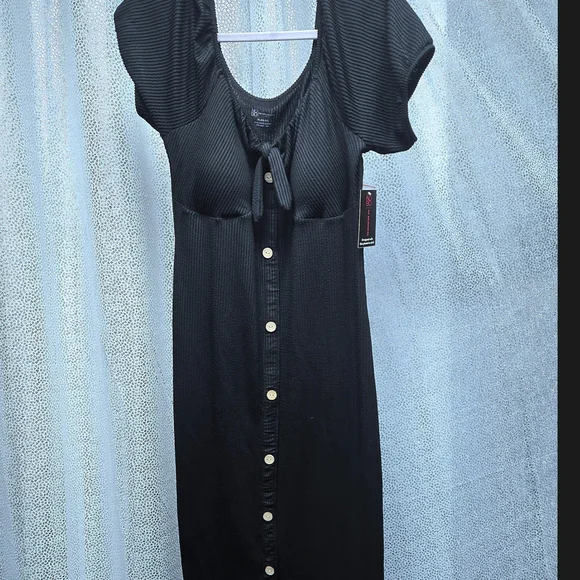 Elegant Black Midi Dress with Scoop Neck and Puff Sleeves - Picture 3 of 10